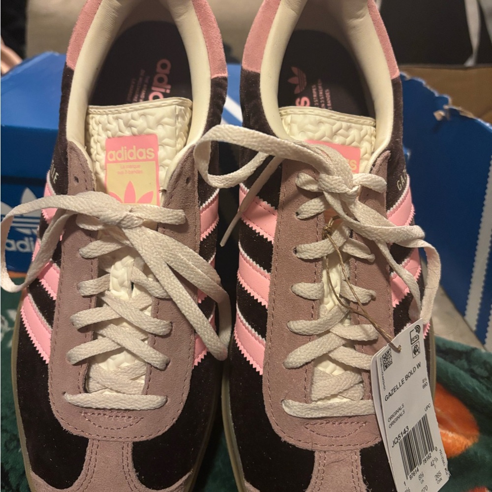 NWT Adidas Pink and deep burgundy Retro Sneakers, Gazelle originals.Brand new!